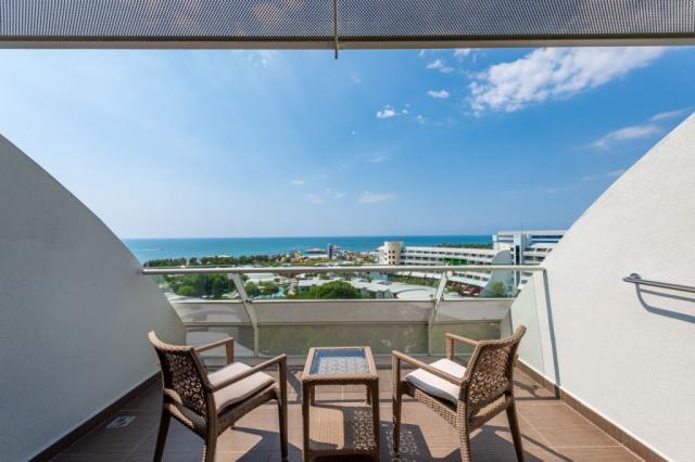 CORNELIA-DIAMOND-BLUE-SUITE-BALCONY.jpg