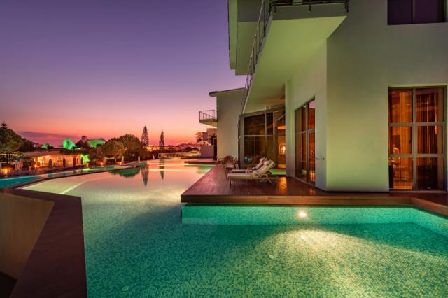 CORNELIA-DIAMOND-DIAMOND-SUITE-OUTSIDE-POOL1.jpg