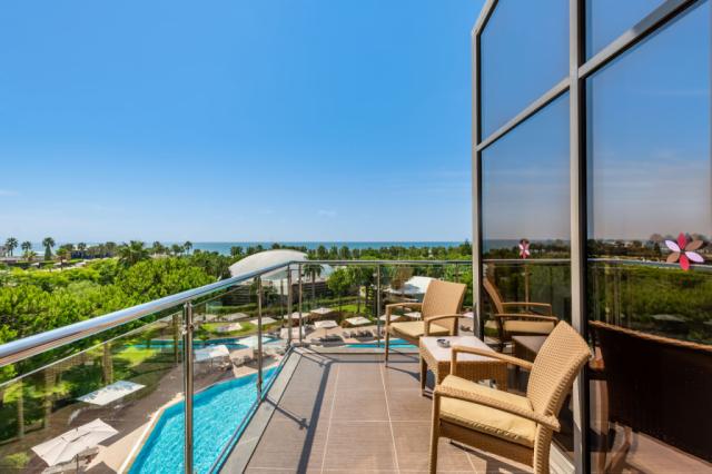 CORNELIA-DIAMOND-HARMONY-SUITE--BALCONY1.jpg