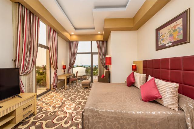 CORNELIA-DIAMOND-HARMONY-SUITE-BEDROOM1.jpg