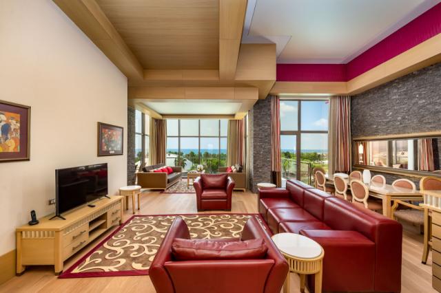 CORNELIA-DIAMOND-HARMONY-SUITE-LIVING-ROOM3.jpg